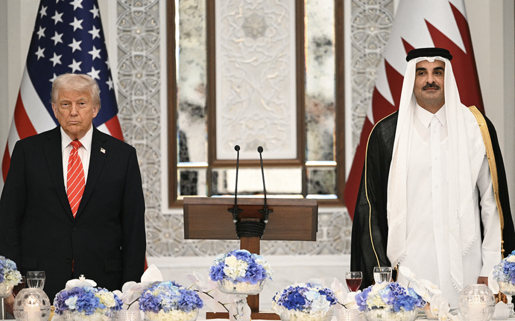 ترامب وأمير قطر خلال لقائهما الأخير في الدوحة (أ ف ب)