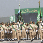 جنود سعوديون يشاركون في العرض العسكري بمناسبة يوم باكستان في عام 2022 (أ ف ب)