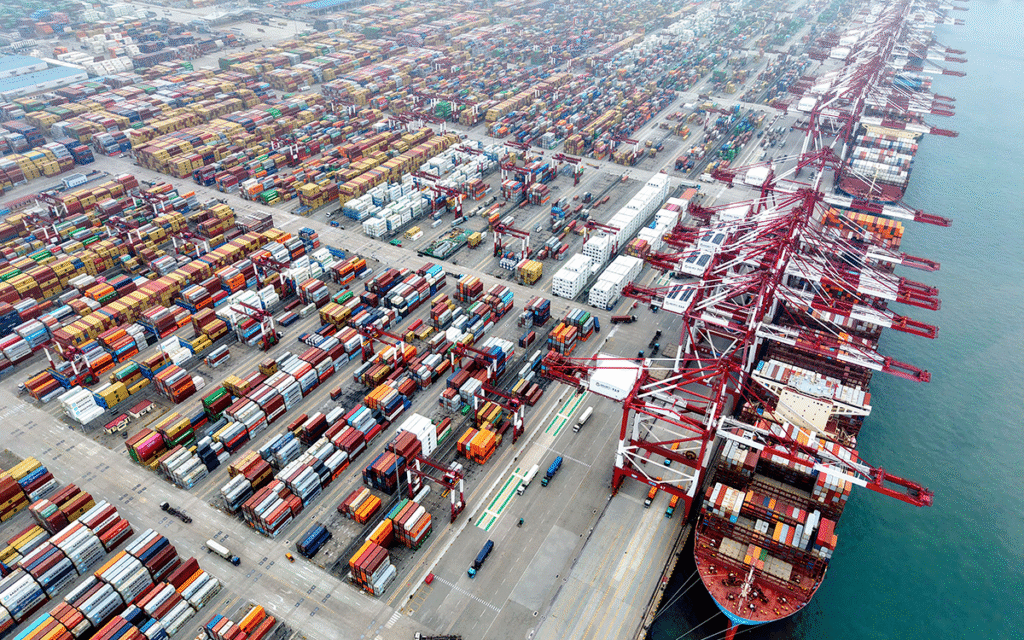 سفينة ترسو في محطة الحاويات في ميناء تشينغداو في الصين (أ ف ب)