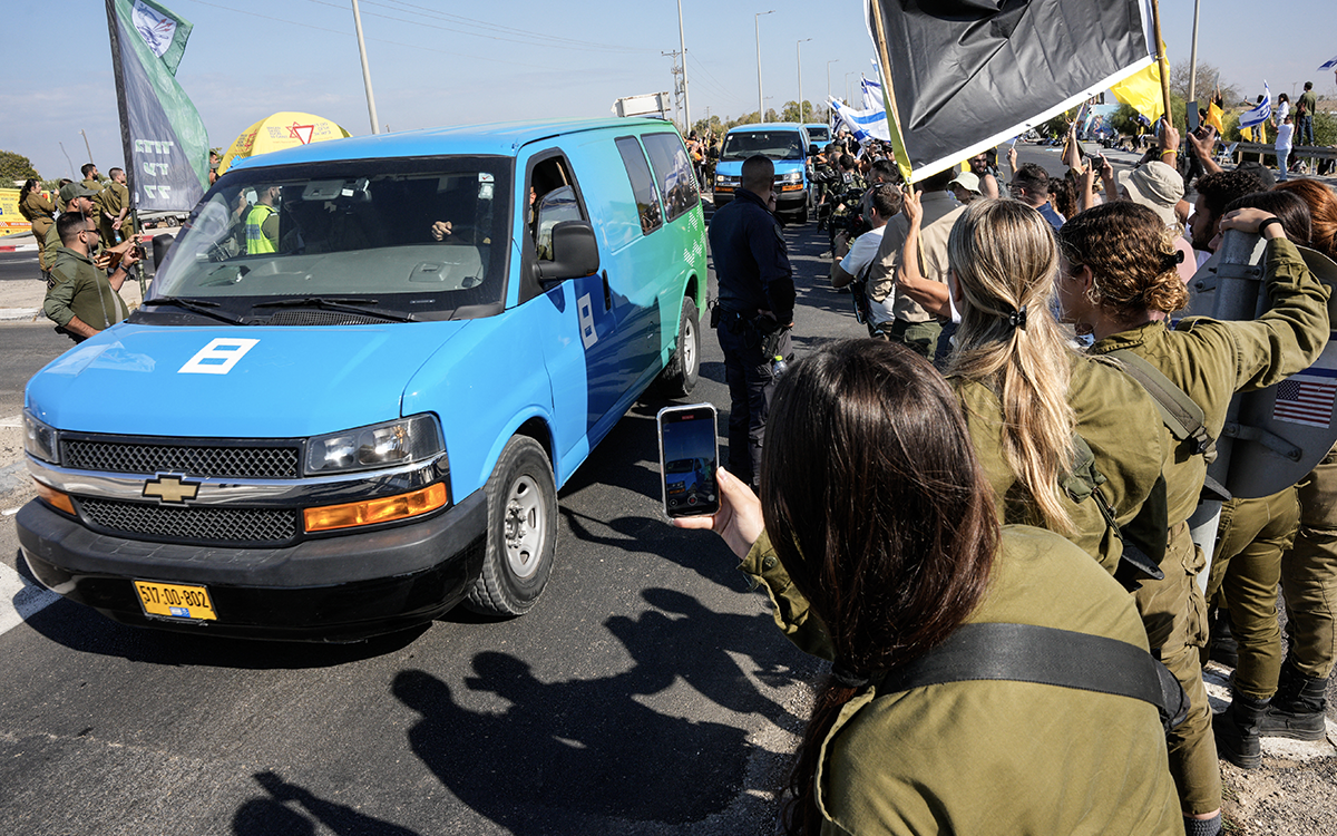 سيارات تحمل رهائن أفرجت عنهم حماس من غزة (أ ف ب)