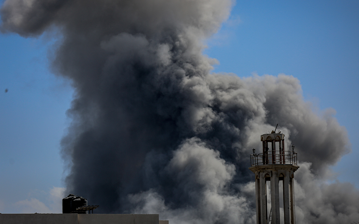 تصاعد أعمدة الدخان الكثيفة بعد غارة جوية إسرائيلية على غزة (أ ف ب)