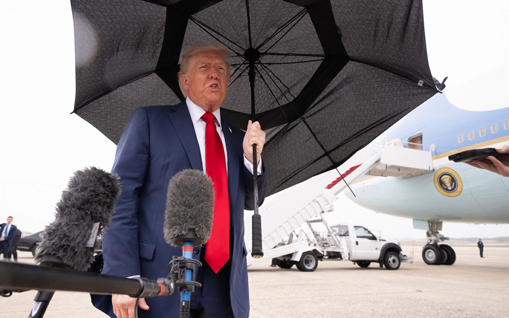 ترامب يتحدث للصحفيين قبل توجهه لإسرائيل (أ ف ب)