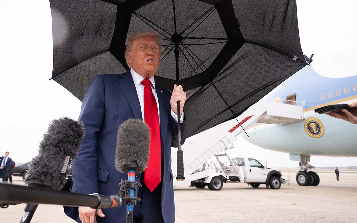 ترامب يتحدث للصحفيين قبل توجهه لإسرائيل (أ ف ب)