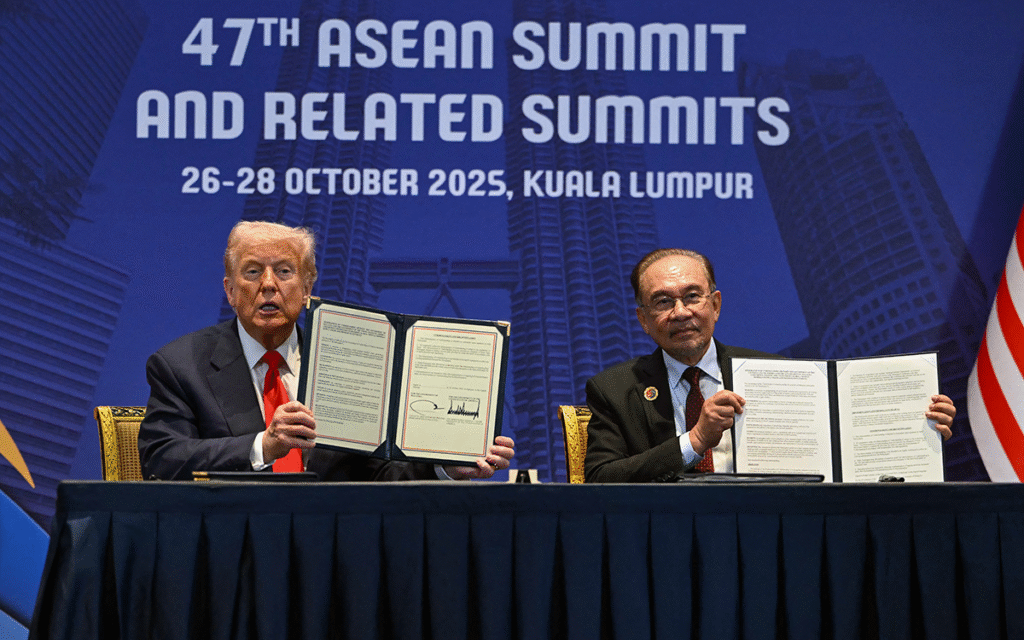 ترامب وأنور إبراهيم بعد توقيع اتفاقية المعادن المهمة (أ ف ب)