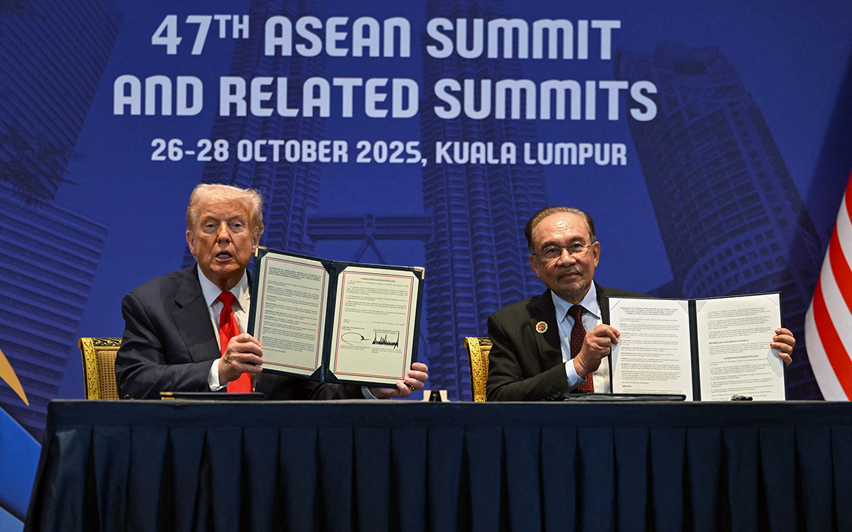 ترامب وأنور إبراهيم بعد توقيع اتفاقية المعادن المهمة (أ ف ب)