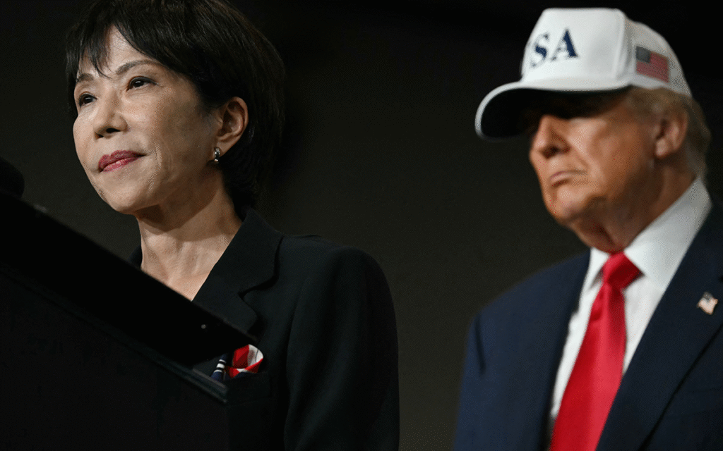 ترامب ورئيسة الوزراء اليابانية خلال زيارة حاملة الطائرات (أ ف ب)