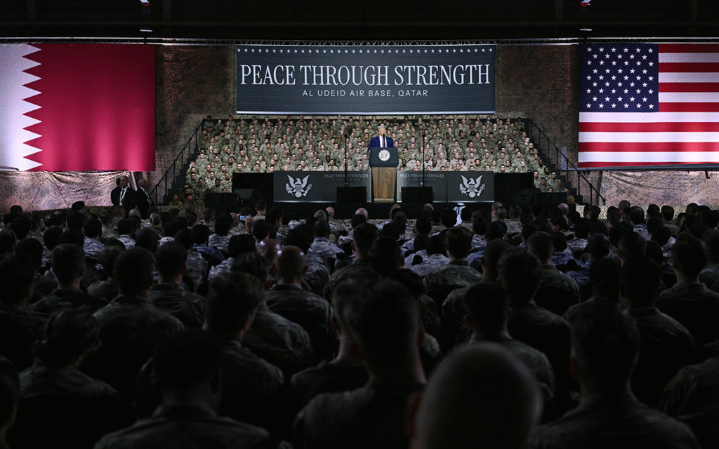 دونالد ترامب متحدثاً للقوات الأمريكية في قاعدة العديد الجوية في الدوحة مايو 2025. (أ ف ب)
