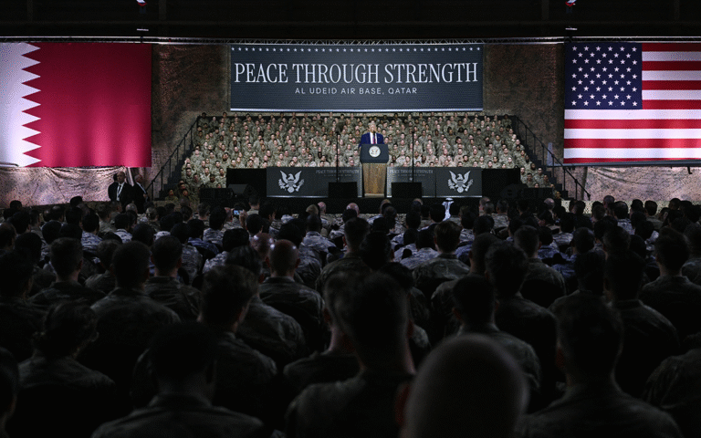 دونالد ترامب متحدثاً للقوات الأمريكية في قاعدة العديد الجوية في الدوحة مايو 2025. (أ ف ب)