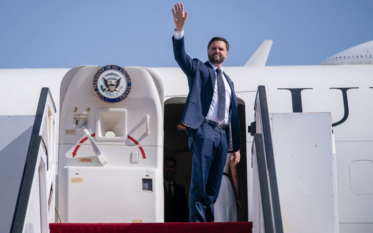 فانس لدى مغادرته إسرائيل (أ ف ب)