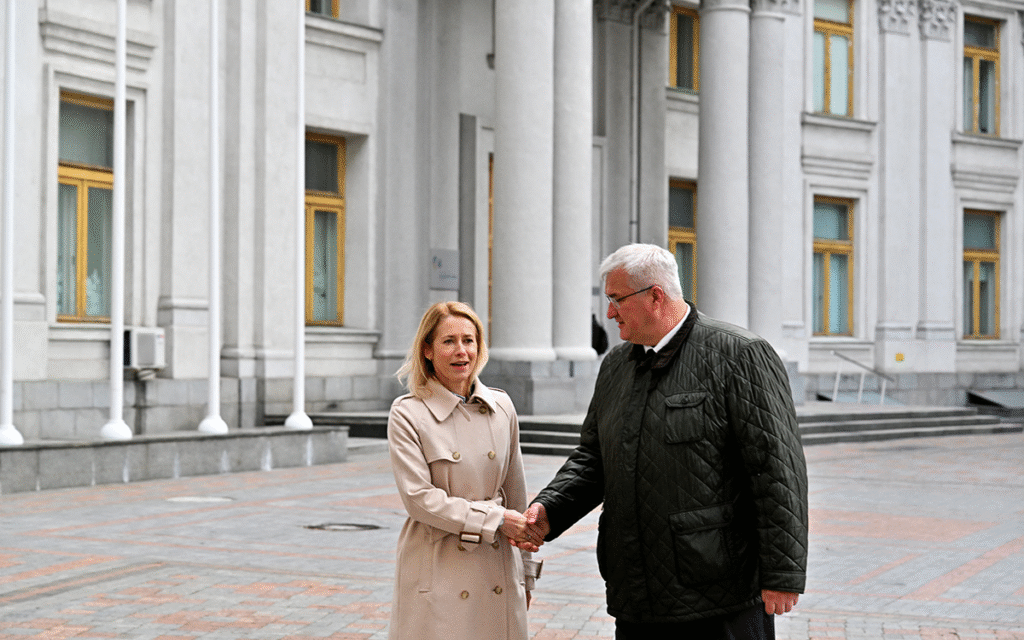 وزير الخارجية الأوكراني يصافح كايا كالاس (أ ف ب)