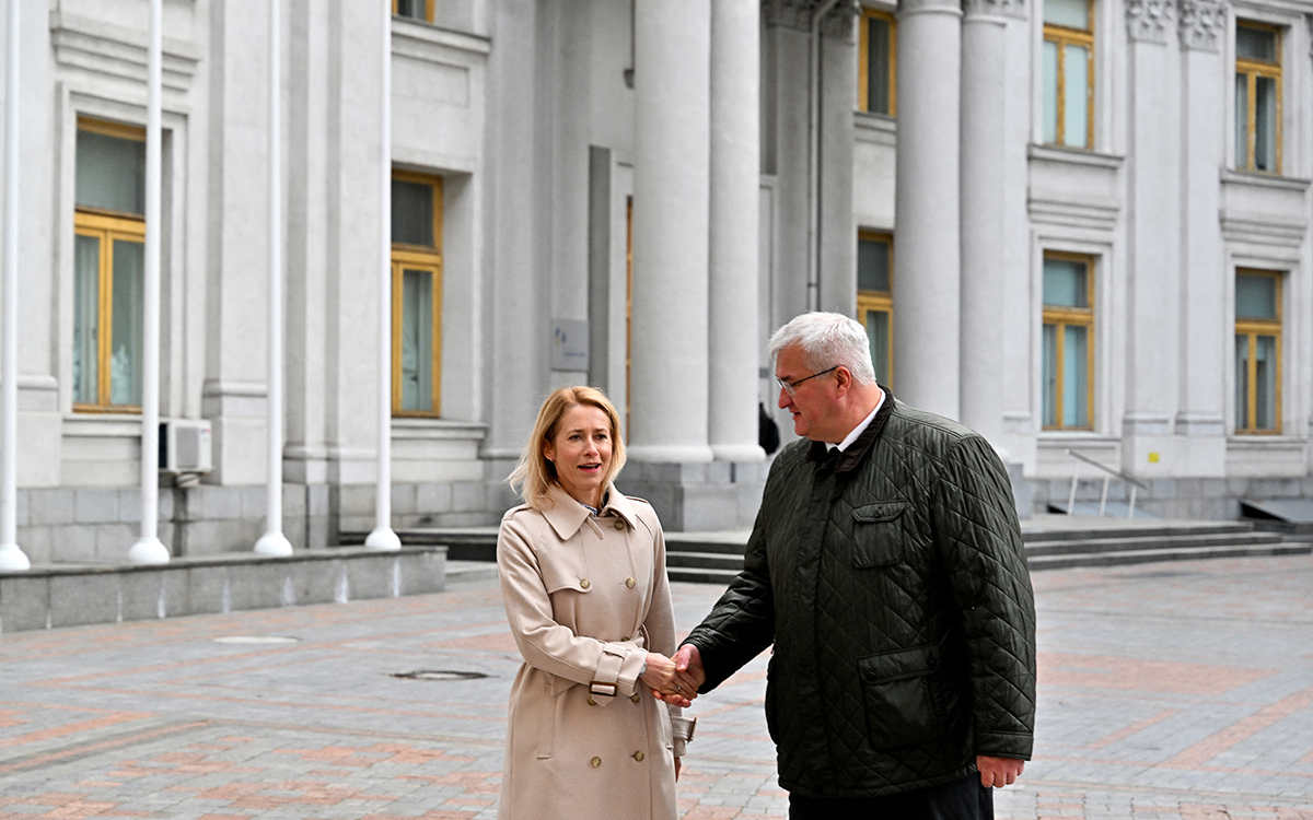 وزير الخارجية الأوكراني يصافح كايا كالاس (أ ف ب)