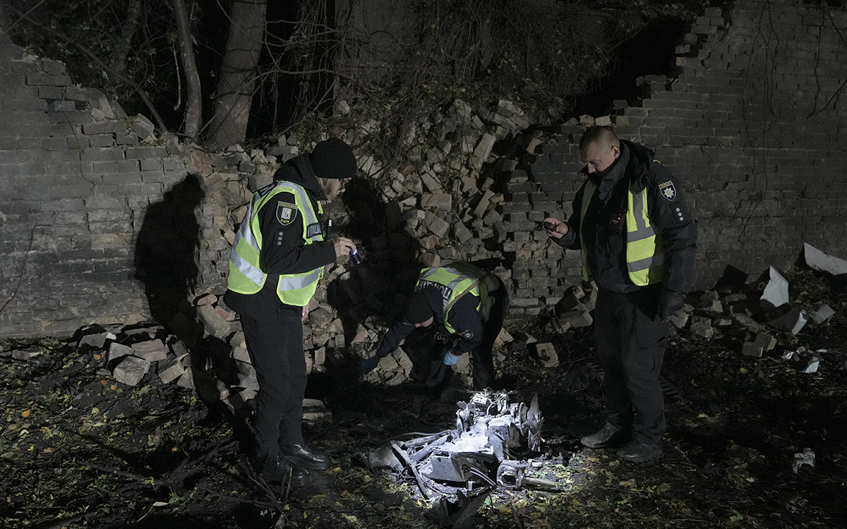 ضباط الشرطة الأوكرانيون يفحصون بقايا طائرة مسيّرة روسية في كييف (أ ف ب)