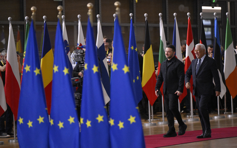 زيلينسكي ورئيس المجلس الأوروبي يصلان لحضور اجتماع المجلس الأوروبي (أ ف ب)