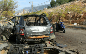 حطام سيارة، بعد يوم من غارة جوية إسرائيلية في جنوب لبنان (أ ف ب)