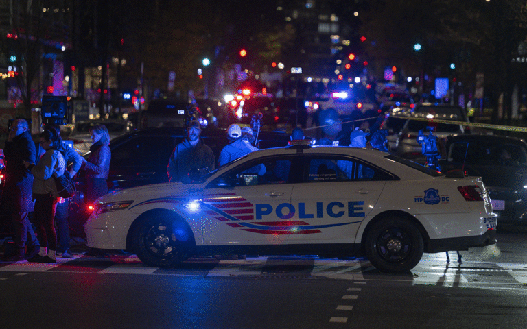 سيارة شرطة تقف بالقرب من موقع إطلاق النار (أ ف ب)