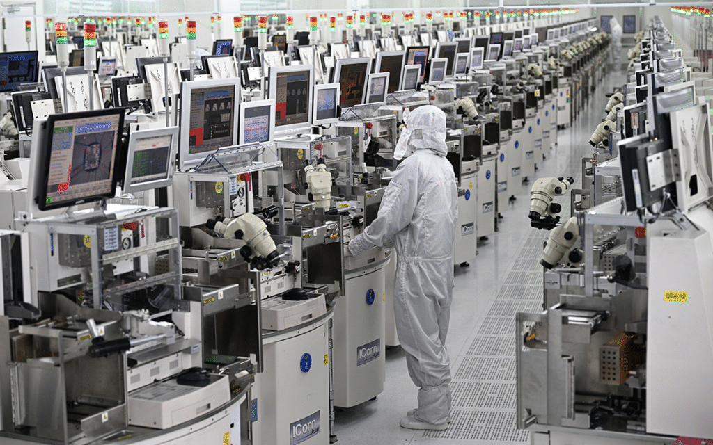 فني يعمل على معدات معالجة الرقائق في مصنع لتصنيع أشباه الموصلات في الصين (أ ف ب)