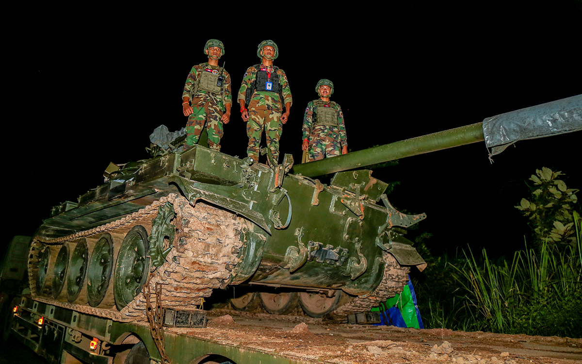 جنود كمبوديون على ظهر دبابة (أ ف ب)