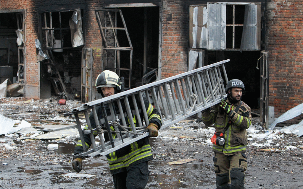 عنصران من الدفاع المدني الأوكراني يتفقدان مبنى تعرض لهجوم روسي (أ ف ب)