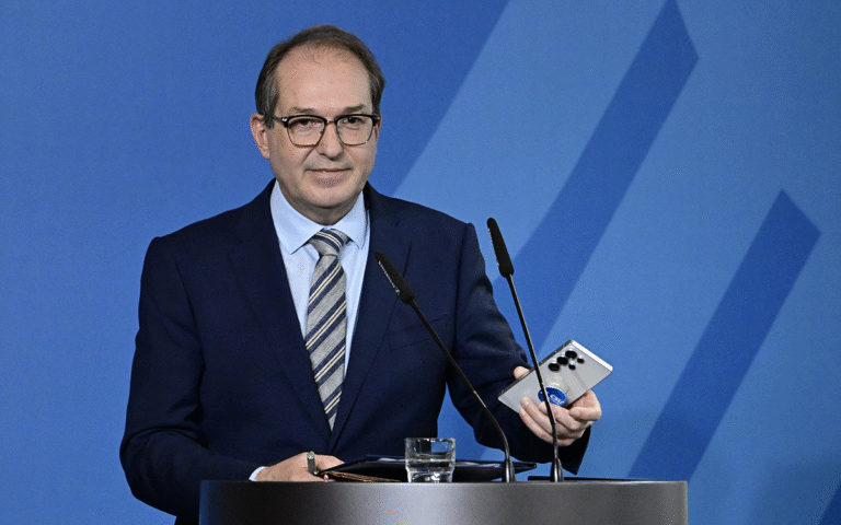 وزير الداخلية ألكسندر دوبرنت (أ ف ب)