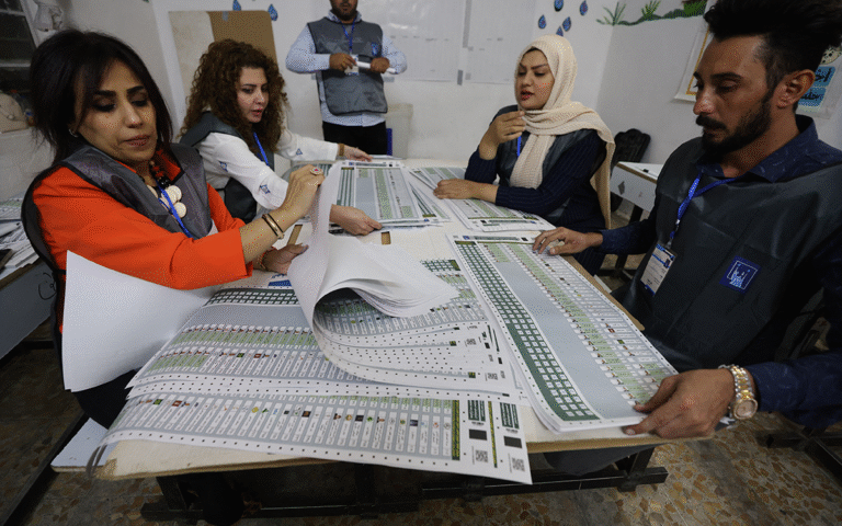 خلال عملية فرز الأصوات (أ ف ب)