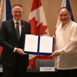 وزير الدفاع الوطني الفلبيني ونظيره الكندي بعد توقيع الاتفاقية (أ ف ب)