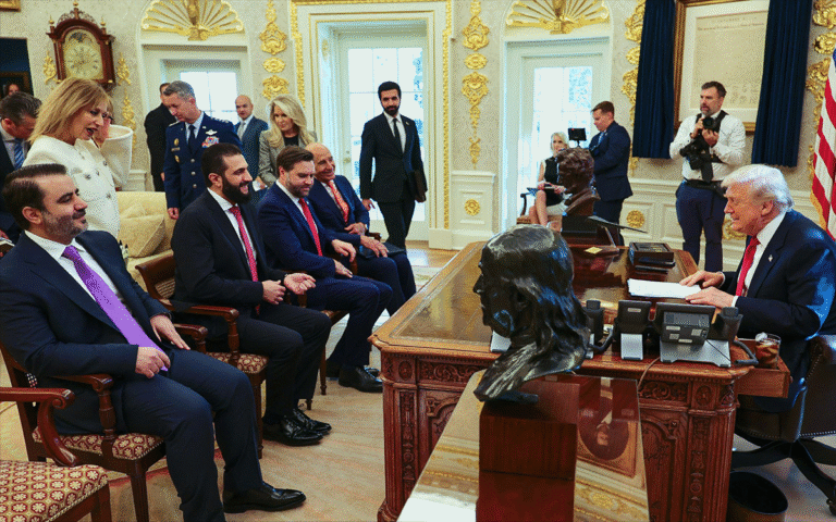 ترامب خلال لقاء الشرع (أ ف ب)