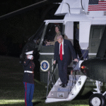 ترامب لدى وصوله إلى البيت الأبيض (أ ف ب)