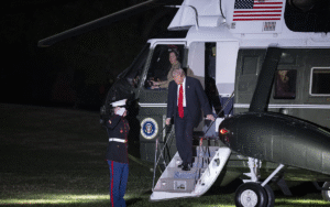 ترامب لدى وصوله إلى البيت الأبيض (أ ف ب)