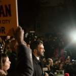 ممداني يتحدث لأنصاره عشية الانتخابات البلدية في نيويورك (أ ف ب)