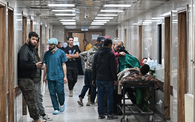 سوريون مصابون في المستشفى بعد الضربة الإسرائيلية (أ ف ب)