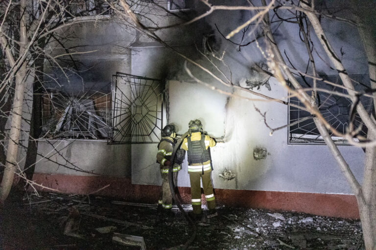 رجلا إطفاء يحاولان إخماد حريق نشب بعد ضربة روسية لمبنى في دروجكيفكا (أ ف ب)