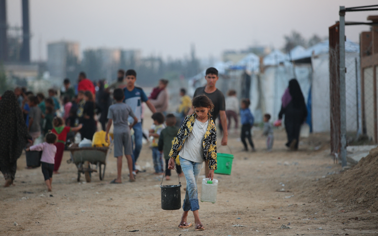 نازحون فلسطينيون يكافحون للحفاظ على حياتهم وسط الدمار (أ ف ب)