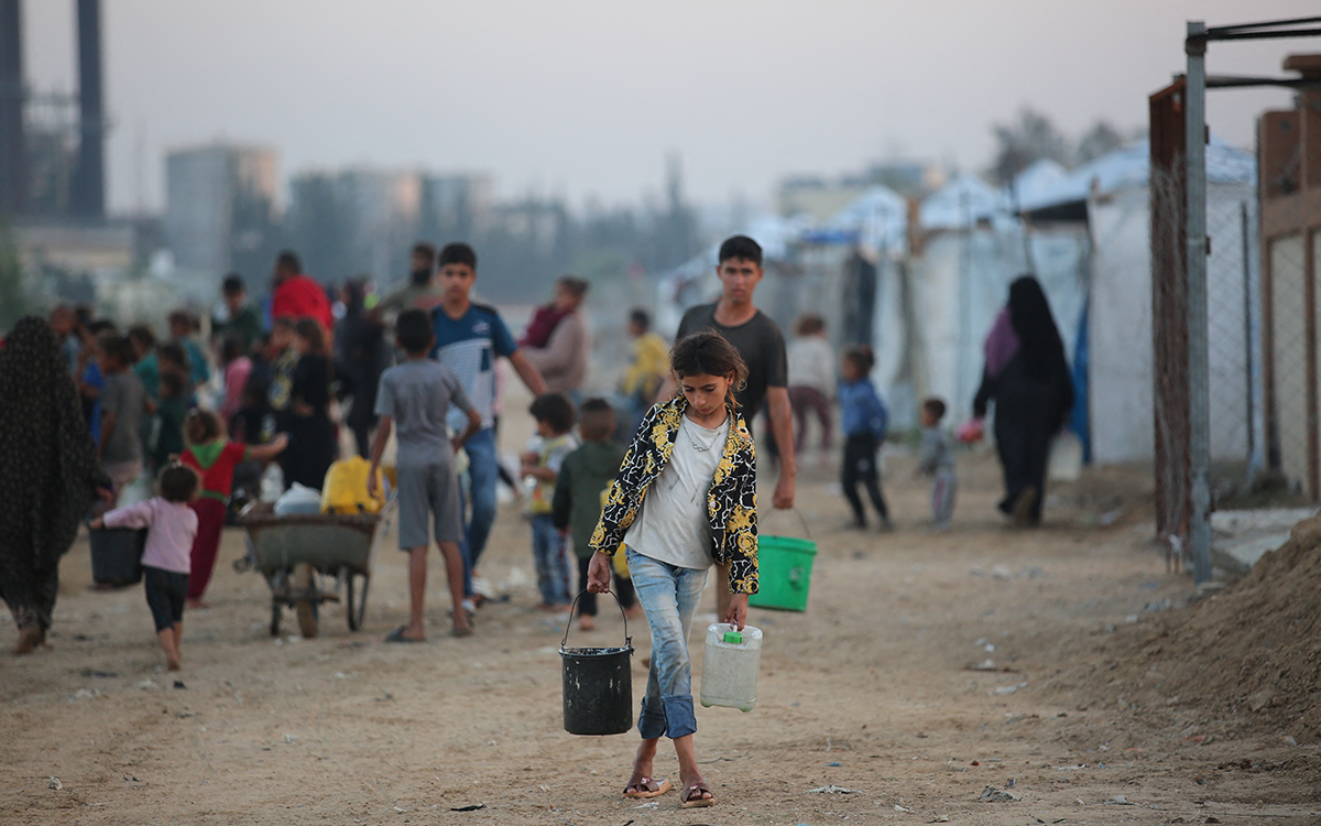 نازحون فلسطينيون يكافحون للحفاظ على حياتهم وسط الدمار (أ ف ب)