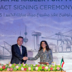 الجانبان خلال توقيع الاتفاق (أ ف ب)