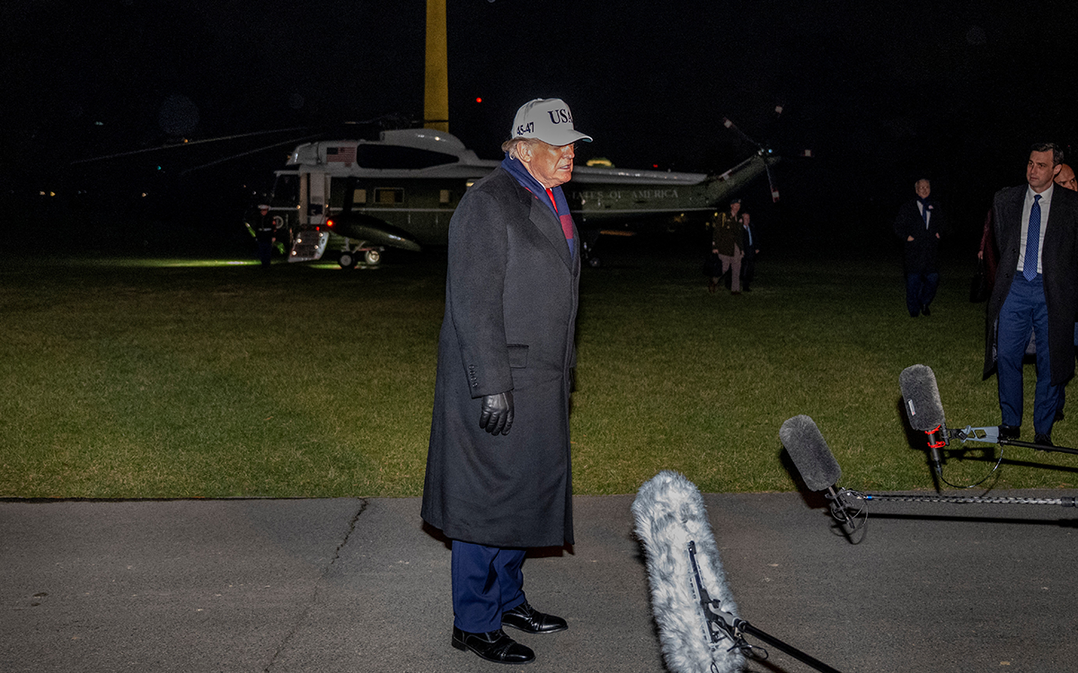 ترامب متحدثاً للصحفيين (أ ف ب)