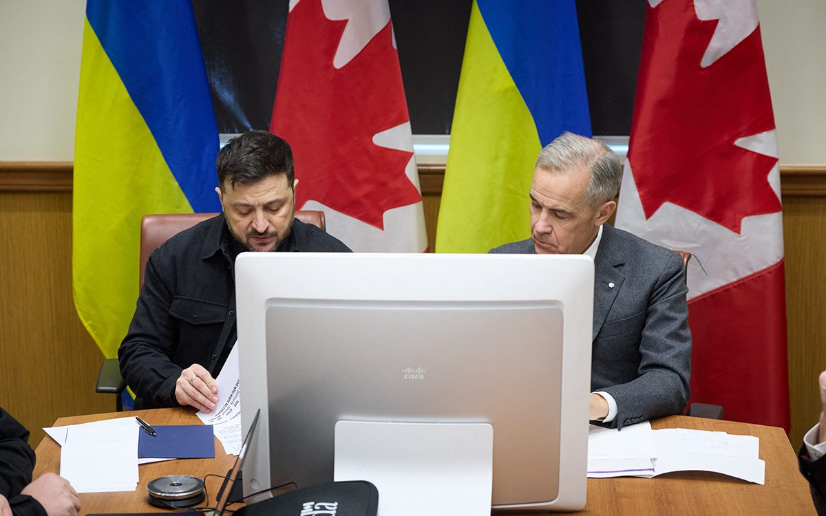 زيلينسكي ورئيس وزراء كندا خلال اللقاء (أ ف ب)