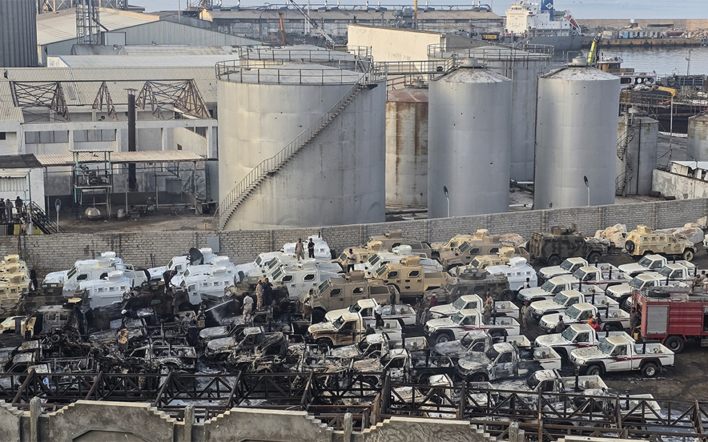 عربات عسكرية مدمرة في ميناء المكلا بعد ضربة التحالف (أ ف ب)