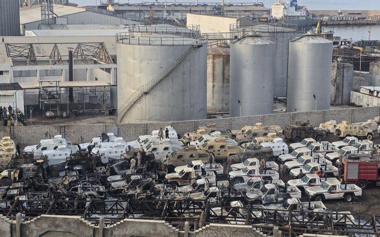 عربات عسكرية مدمرة في ميناء المكلا بعد ضربة التحالف (أ ف ب)