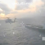 لقطة فيديو تُظهر طائرة تابعة لخفر السواحل الأمريكي تحلق فوق ناقلة نفط خام (أ ف ب)