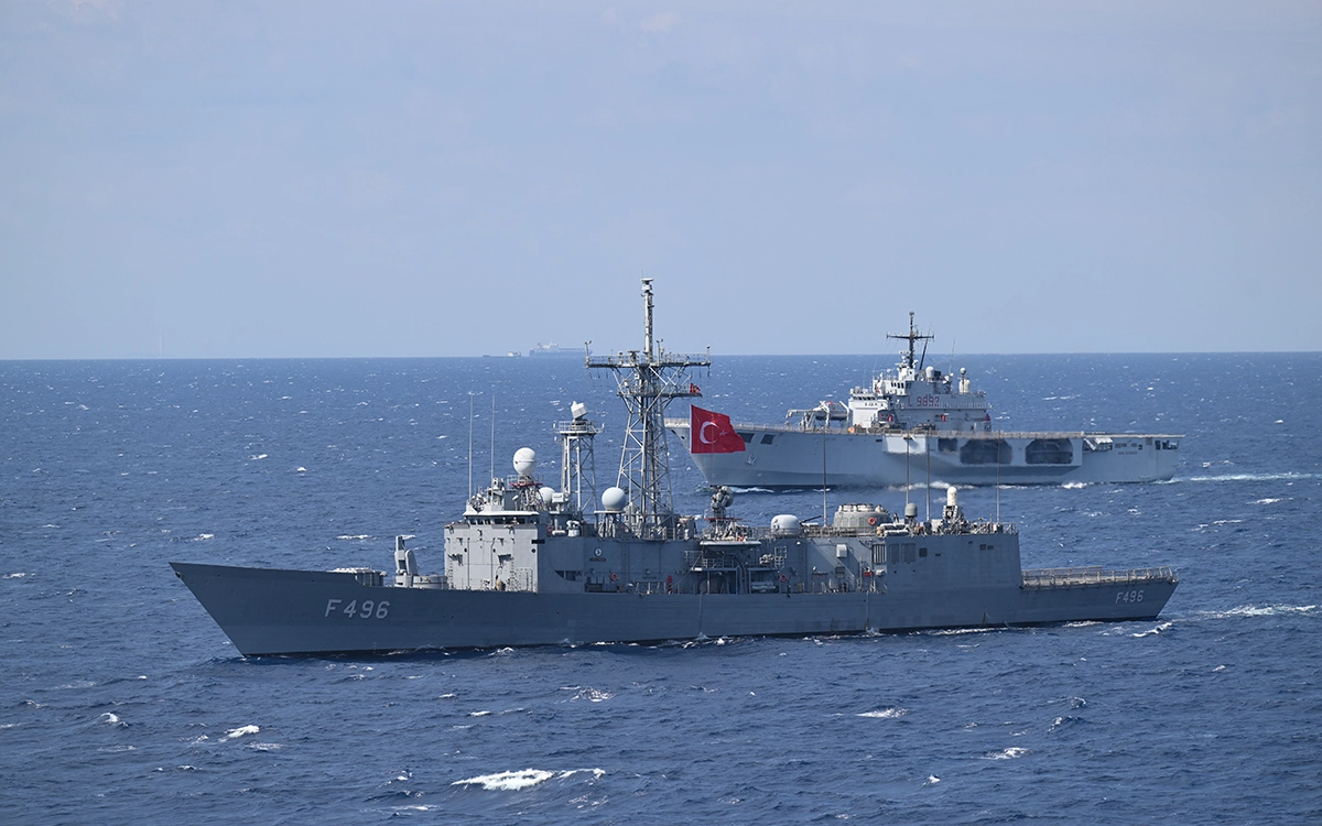 فرقاطة تركية تجري مناورات في البحر المتوسط (أ ف ب)