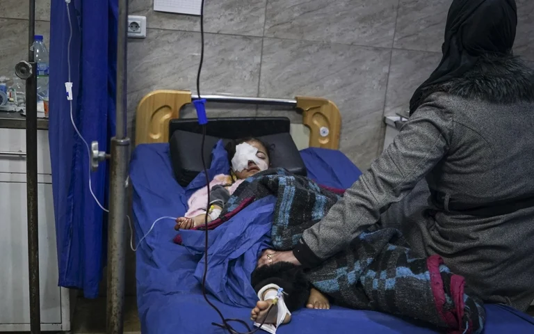 طفلة تتلقى علاج بعد تعرضها لإصابة جراء الاشتبكات (أ ف ب)