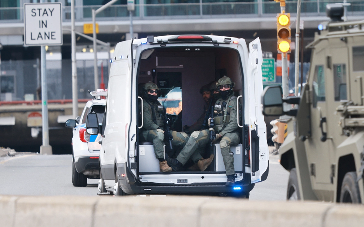 موكب يُعتقد أنه يقل الرئيس الفنزويلي إلى محكمة في مانهاتن (أ ف ب)