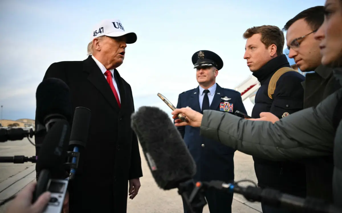 ترامب متحدثاً للصحفيين (أ ف ب)