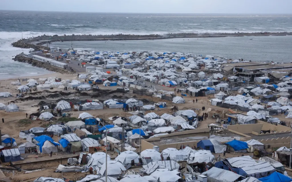 خيام النازحين في وسط غزة (أ ف ب)