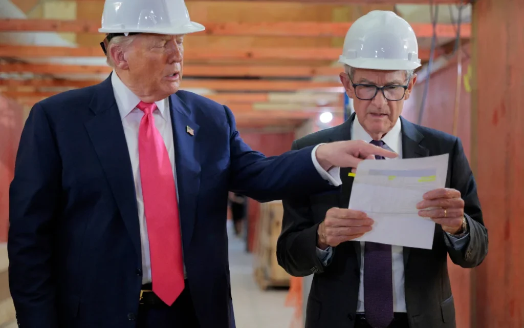 ترامب وجيروم باول يتفقدان تجديدات الفيدرالي (أ ف ب)