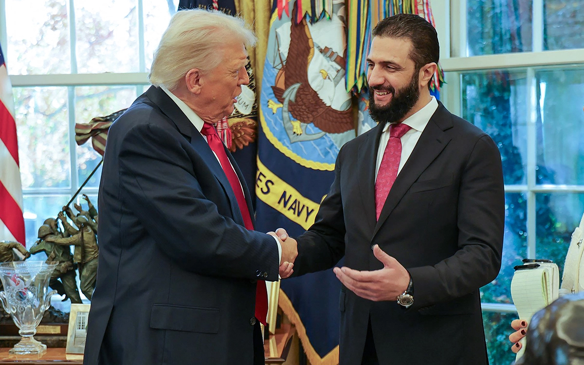 ترامب يصافح أحمد الشرع في البيت الأبيض خلال لقائهما الأخير (أ ف ب)