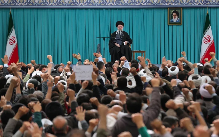 المرشد الأعلى الإيراني خلال خطابه الأخير أمام الشعب في طهران (أ ف ب)