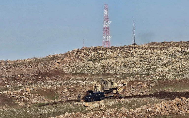 مدرعة إسرائيلية تدخل جنوب سورية (أ ف ب)