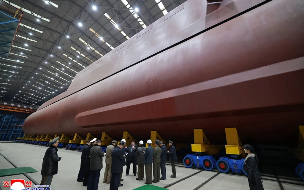 كيم جونغ أون يزور موقع تصنيع غواصة موجهة تعمل بالطاقة النووية تزن 8700 طن (أ ف ب)