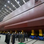 كيم جونغ أون يزور موقع تصنيع غواصة موجهة تعمل بالطاقة النووية تزن 8700 طن (أ ف ب)